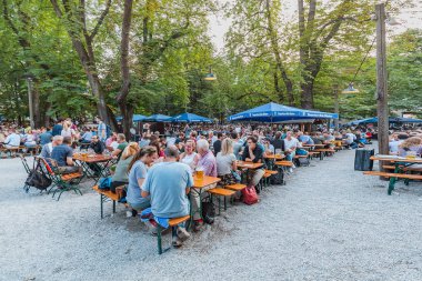08 Ağustos 2019, Münih, Almanya: İnsanlar bira bahçesinde dinleniyor ve içiyor
