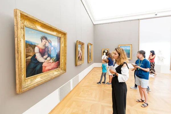 2019. augusztus 07., München, Németország: A régi müncheni Pinakothek látogatói megcsodálhatják az ókor nagy mestereinek festményeit — Stock Fotó