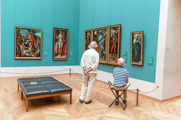 07 augustus 2019, München, Duitsland: Bezoekers van het oude Pinakothek in München bewonderen de schilderijen van de grote meesters uit de oudheid — Stockfoto