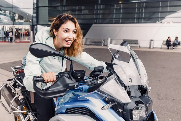 Una chica monta una motocicleta deportiva sin casco —  Fotos de Stock