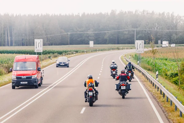 08 Agosto 2019, Munique, Alemanha: Grupo de motociclistas andando na estrada da montanha — Fotografia de Stock