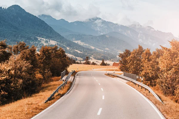 Uma estrada pitoresca e pacífica nos Alpes. Viagens e turismo — Fotografia de Stock