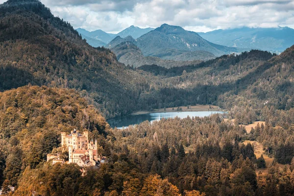 Blick auf das Schloss Hohenschwangau in den bayerischen Alpen. eine beliebte Touristenattraktion in der Nähe der Stadt München — Stockfoto