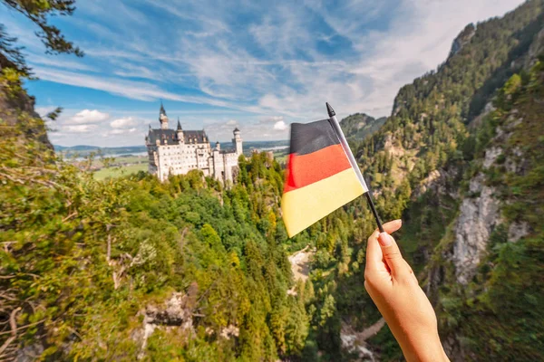 독일 국기와 바바리아와 유럽 전역에서 볼 수있는 가장 유명 한 관광 명소중 하나는 알프스 산맥에 있는 전설적 이고 요정인 네 우시 반 슈타인 성이다 — 스톡 사진