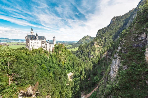 Одна из самых известных туристических достопримечательностей Баварии и всей Европы - сказочный замок Нойштайн в Альпах — стоковое фото
