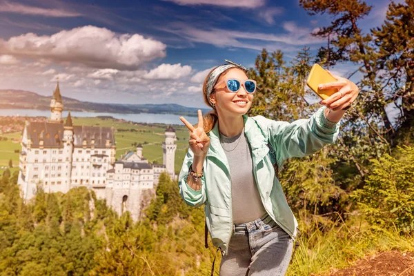 네우스 청 스 테인 성에서 셀피 사진찍는 행복 한 아시아인 소녀. 독일 과 유럽의 관광 명소 개념 — 스톡 사진