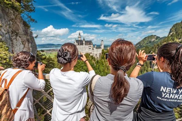 08 Agosto 2019, Schwangau, Alemanha: Multidões de turistas tomar phot — Fotografia de Stock