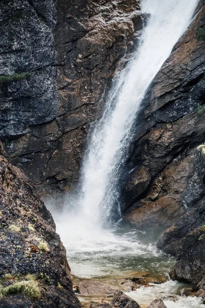 巴伐利亚阿尔卑斯山远足小径附近的壮丽瀑布。 旅游自然目的地概念 — 图库照片