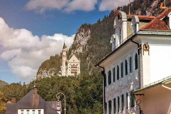 Vue du village de Hohenschwangau à l'une des destinations de voyage les plus célèbres de Bavière et de toute l'Europe est le château fabuleux et féerique Neuschwanstein dans les Alpes — Photo