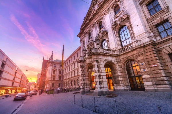 08 août 2019, Munchen, Allemagne : Bâtiment de la Cour de district au coucher du soleil — Photo