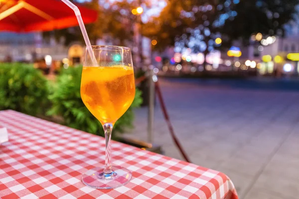 Традиционный аперитив Spritz в уличном баре вечером — стоковое фото
