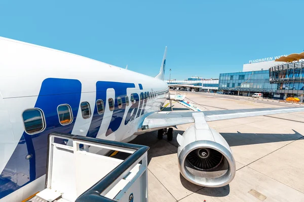 09 августа 2019, Вена, Австрия: самолет UTair в Венском международном аэропорту — стоковое фото