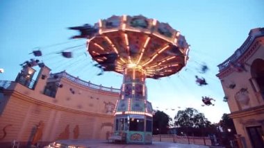 20 Temmuz 2019, Viyana, Avusturya: Prater lunaparkında aydınlatılmış atlıkarınca