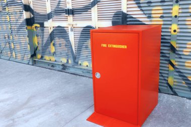 Yangın söndürücü kırmızı dolap binanın yanında duruyor.