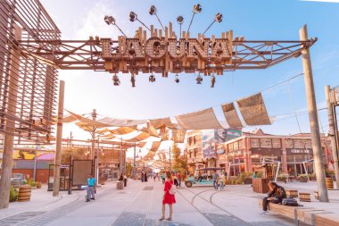 25 Kasım 2019, Dubai, Uae: Plaj yakınında çok sayıda kafe ve restoran bulunan modern hippi bölgesi La Mer