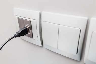 Usb kablosu ile elektrik prizi ve oda değiştirme