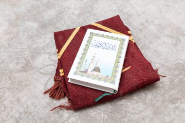 Kutsal Müslüman Kuran, namaz ve namaz için özel paspas. İslam dini kavramı