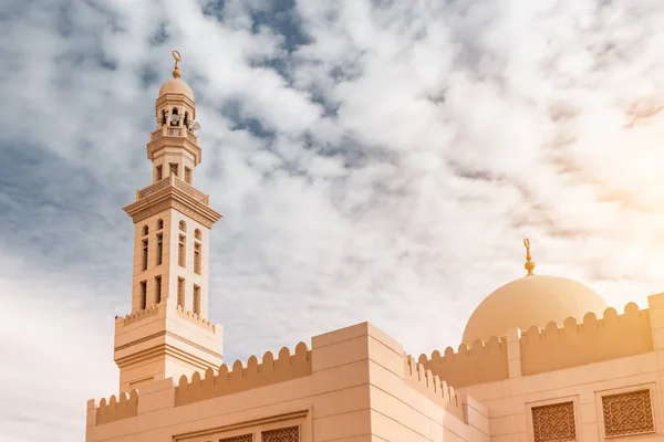Detailní záběr minaretu a kopule typické mešity v arabské zemi — Stock fotografie