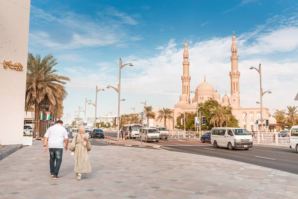 25 Noviembre 2019, Dubai, Emiratos Árabes Unidos: Gente caminando por la carretera cerca de la mezquita de Jumeirah — Foto de Stock