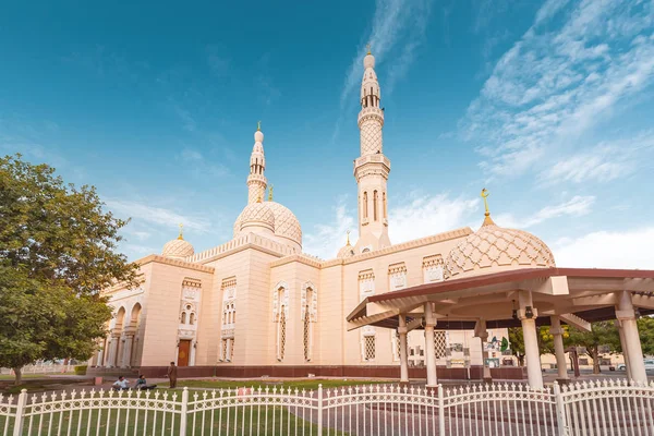 25 de noviembre de 2019, Dubai, Emiratos Árabes Unidos: arquitectura de la mezquita Jumeirah en Dubai. También es un centro educativo para la comprensión cultural. Concepto de religión musulmana —  Fotos de Stock