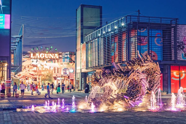 25 Noviembre 2019, Dubai, Emiratos Árabes Unidos: Moderno barrio hipster La Mer en — Foto de Stock