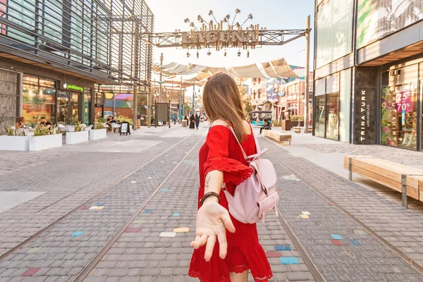 25. listopadu 2019, Dubaj, Uae: Šťastná asijská dívka vítá moderní hipsterskou čtvrť La Mer v Jumeirahu. Následujte mě — Stock fotografie