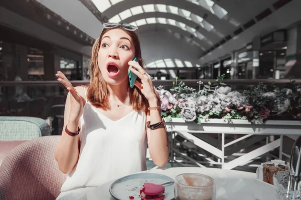 Sorprendido y sorprendido chica con los ojos anchos discute rumores y vaya — Foto de Stock