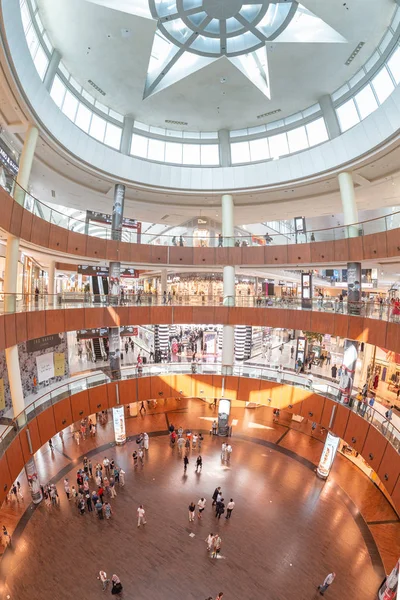 26 Noviembre 2019, Emiratos Árabes Unidos, Dubai: Interior del famoso Dubai Mall con tiendas y puntos de venta — Foto de Stock