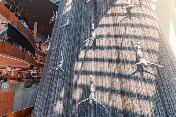 26 Νοεμβρίου 2019, Uae, Dubai: Διάσημο σιντριβάνι στο Dubai Mall με ιπτάμενους άνδρες και καταρράκτη — Φωτογραφία Αρχείου