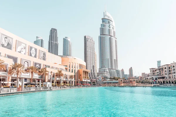 26 November 2019, Uae, Dubai: Turisták séta a téren között Dubai Mall and Address hotel buidling — Stock Fotó