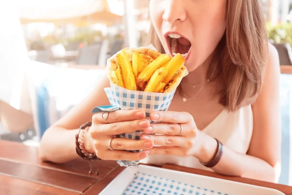 Девушка в кафе уличной еды ест вкусные и сочные гироскопы с питой. Концепция ближневосточной кухни — стоковое фото