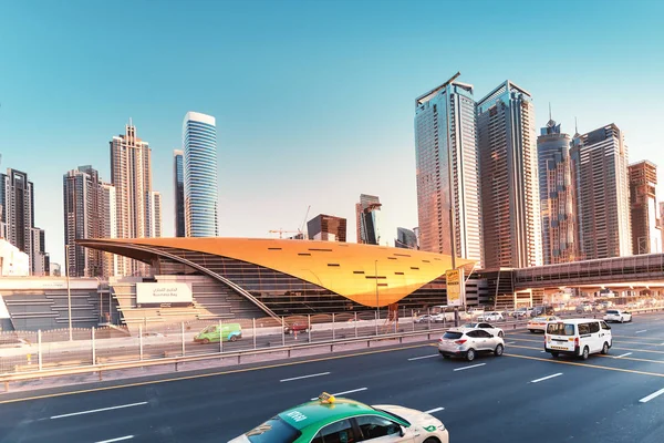 2019. november 26., Egyesült Arab Emírségek, Dubai: Business Bay metróállomás a belvárosban — Stock Fotó