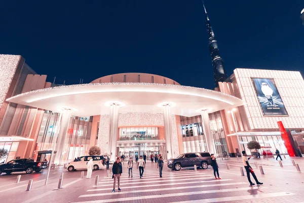 26 Noviembre 2019, Emiratos Árabes Unidos, Dubai: Entrada al famoso centro comercial Illuminated Dubai Mall por la noche — Foto de Stock