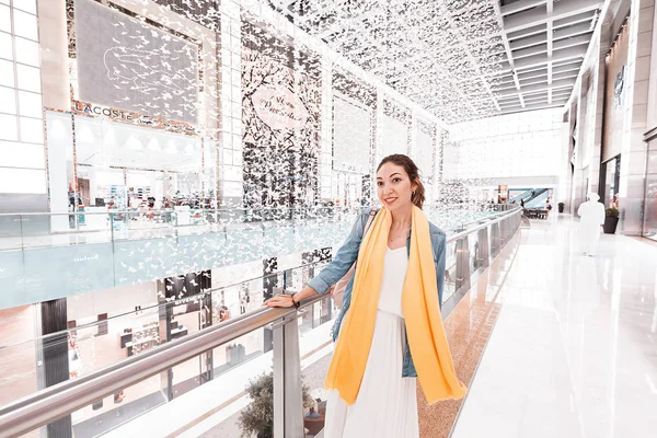 26. listopadu 2019, Spojené arabské emiráty, Dubaj: Žena v interiéru Dubai Mall — Stock fotografie