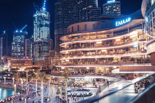 26 November 2019, Egyesült Arab Emírségek, Dubai: Belépés a híres Illuminated Dubai Mall éjjel — Stock Fotó