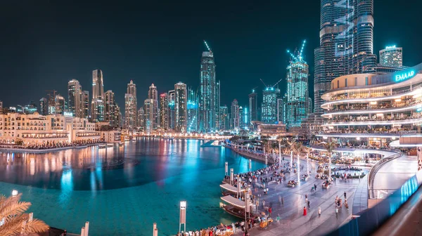 26 de novembro de 2019, Emirados Árabes Unidos, Dubai: Vista panorâmica do horizonte e do lago do Dubai à noite — Fotografia de Stock