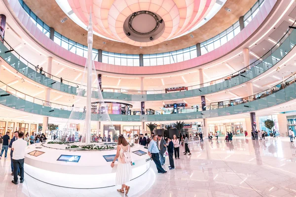26 Noviembre 2019, Dubai, Emiratos Árabes Unidos: Interior del centro comercial Dubai — Foto de Stock