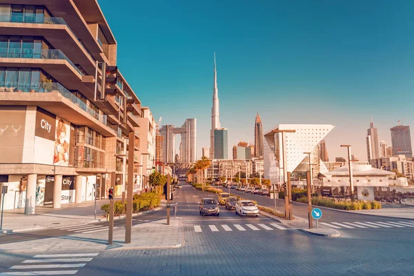 26 Νοεμβρίου 2019, Ηνωμένα Αραβικά Εμιράτα, Ντουμπάι: Θέα από την περιοχή Dubai City Walk στους ουρανοξύστες του κέντρου της πόλης και το υψηλότερο κτίριο στον κόσμο - Burj Khalifa — Φωτογραφία Αρχείου