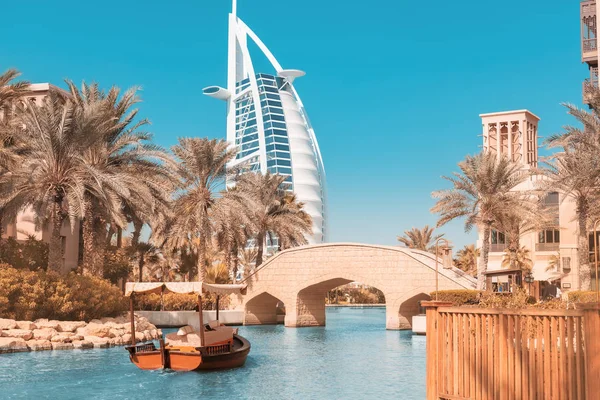 27 November 2019, Dubai, Egyesült Arab Emírségek: Az egyik fő látnivalók Dubai - futurisztikus szálloda hét csillagos - Burj al Arab, a kilátás a Mall Madinat — Stock Fotó