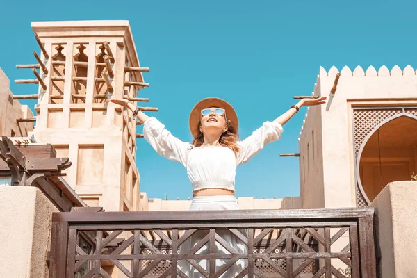 Happy Asian tourist girl berjalan melalui kota Arab tua di Dubai, Uni Emirat Arab — Stok Foto