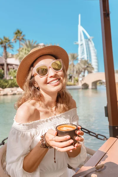 Glücklich asiatische Frau trinkt Morgenkaffee im Hintergrund der Ferienstadt — Stockfoto