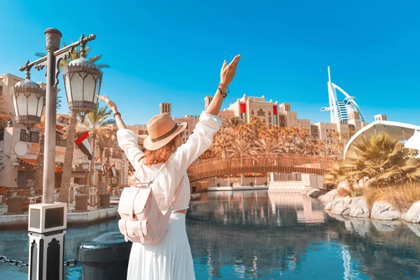 Glückliches Mädchen bewundert die schöne Aussicht auf das Madinat Jumeirah Hotel und Einkaufszentrum. Reisen und Tourismus in Dubai und den Vereinigten Arabischen Emiraten — Stockfoto