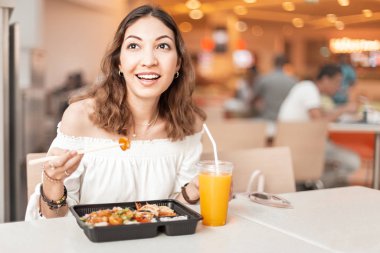 Japon Bento beslenme çantası yiyen Asyalı bir kadın.