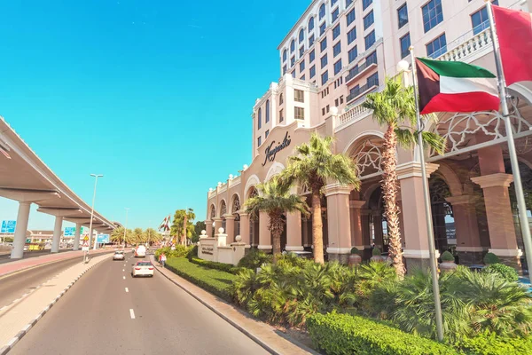 2019. november 27., Dubaj, Egyesült Arab Emírségek: Kempinski Hotel Building view from the road — Stock Fotó