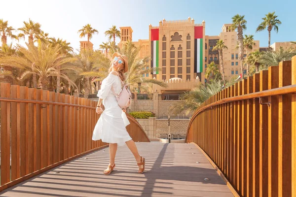 Chica feliz admira hermosa vista del Hotel Madinat y centro comercial. Viajes y vacaciones en Dubai y Emiratos Árabes Unidos — Foto de Stock
