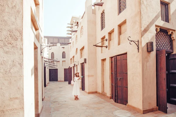 Fille touristique marchant dans les rues de la vieille ville arabe de Dubaï, Émirats arabes unis — Photo