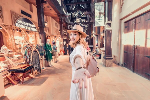 27 Novembro 2019, Dubai, Emirados Árabes Unidos: Menina viajante à procura de presentes no mercado árabe oriental Madinat. Segue-me. — Fotografia de Stock