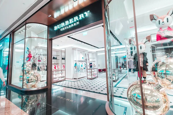 27 Listopad 2019, Uae, Dubaj: Burberry children store in Emirates Mall — Stock fotografie