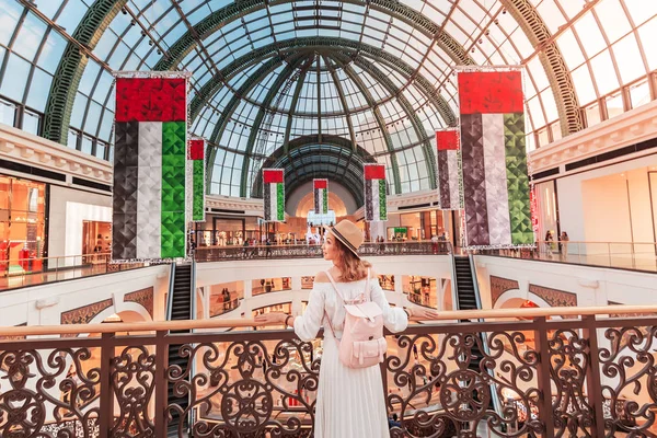 Un giovane turista passeggia attraverso uno dei più grandi centri commerciali di Dubai Emirates Mall. Viaggiare negli Emirati Arabi Uniti — Foto Stock