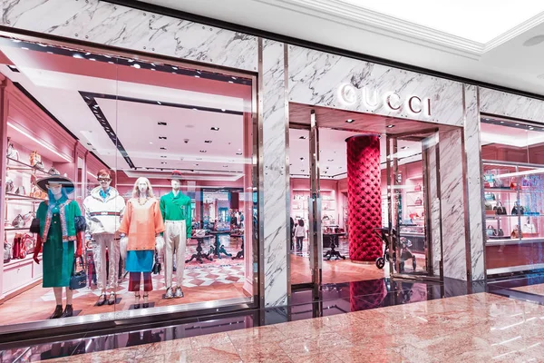 27 Listopad 2019, Uae, Dubaj: Luxusní módní přehlídka Gucci v Emirates Mall — Stock fotografie